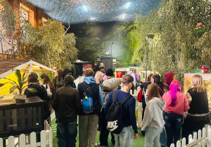 młodzież klas 1aT i 1cT wchodząca do zoo Borysew