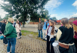 młodzież klas 1aT i 1cT podczas spotkania z opiekunem ZOO