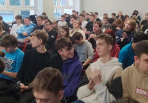 uczniowie szkoły podczas akademii