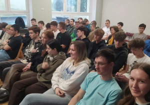 uczniowie szkoły podczas akademii