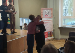 Profesor Włodarczyk odbierająca nagrodę