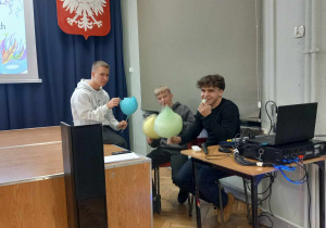 Chłopcy z sekcji technicznej z watą cukrową